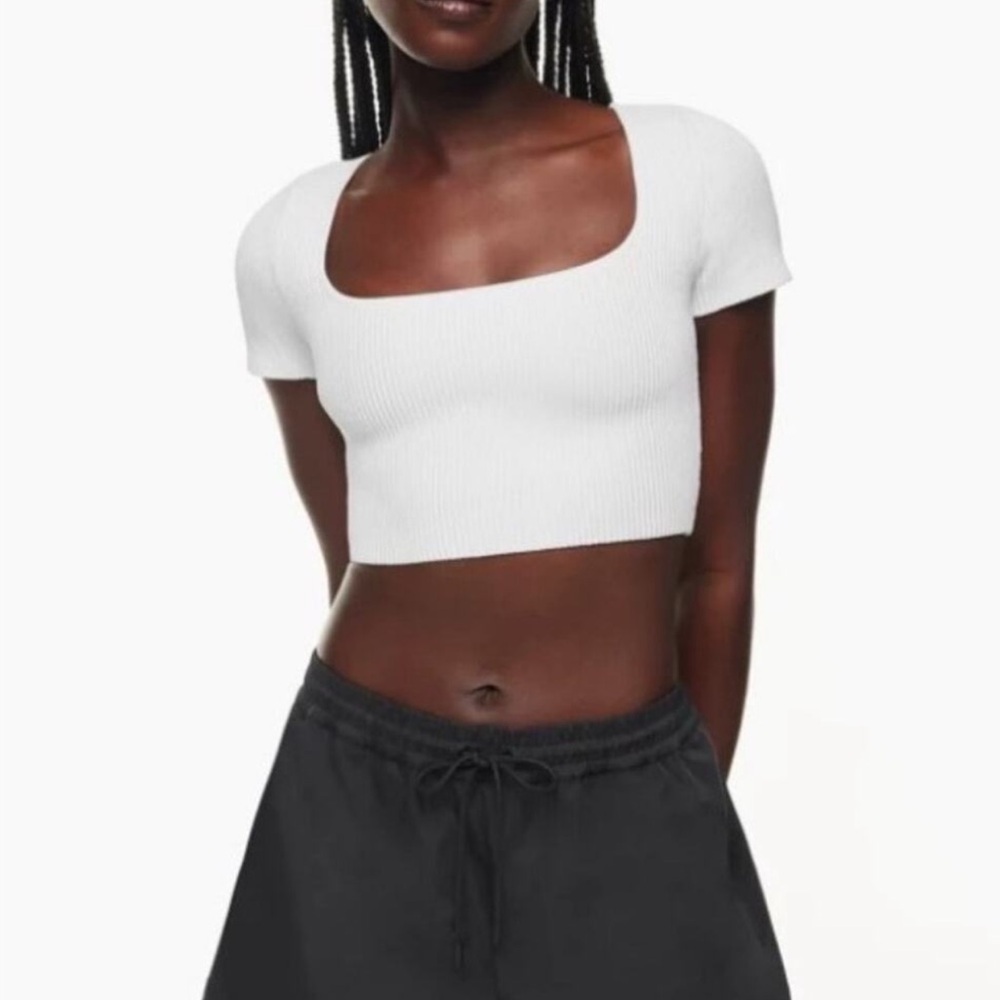Babaton Aritzia Sculpt Knit Cropped Squareneck Top
Size M
